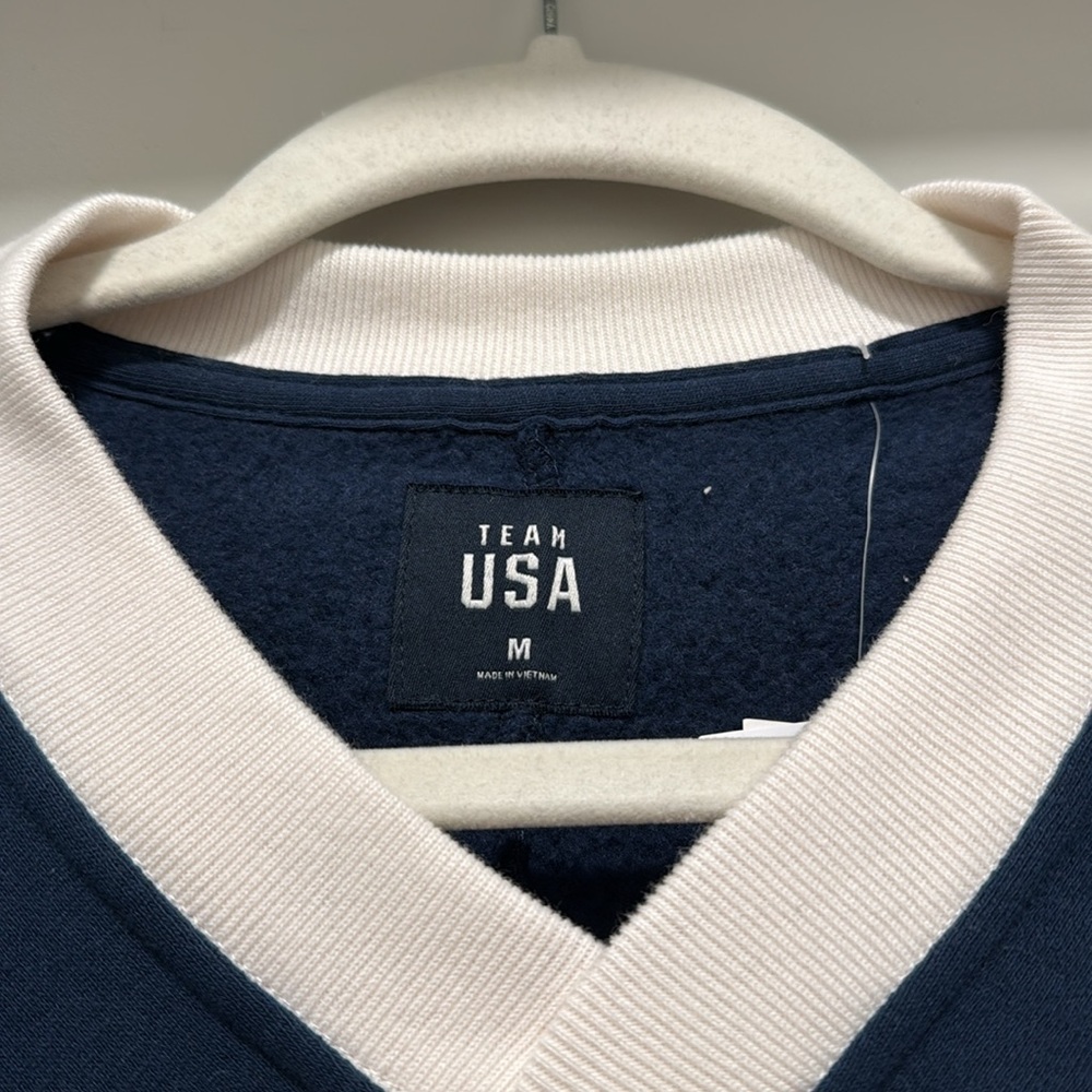 Menβs USA Olympic Hockey Jersey Sweatshirt - Picture 2 of 4